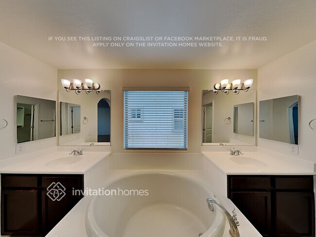 Building Photo - 1285 E Palomino Way