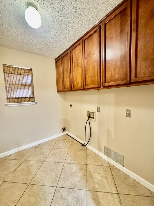 Building Photo - 5909 Golden Canyon Dr