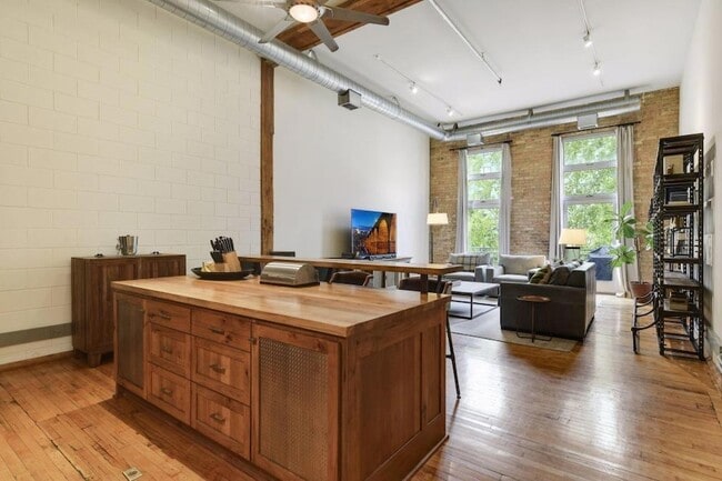 Building Photo - 801 N Washington Ave