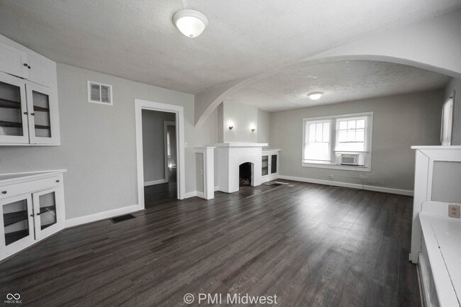 Building Photo - 824 E 44th St