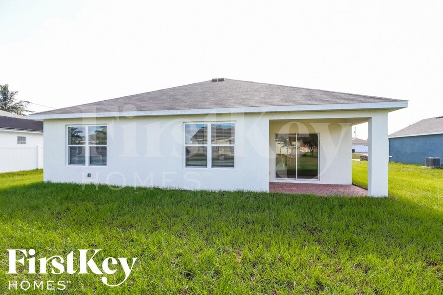 Building Photo - 2718 SW 8th Ct