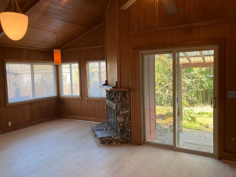 Central access to pato - 2094 1/2 Arthur St