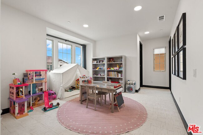 Building Photo - 55 suede