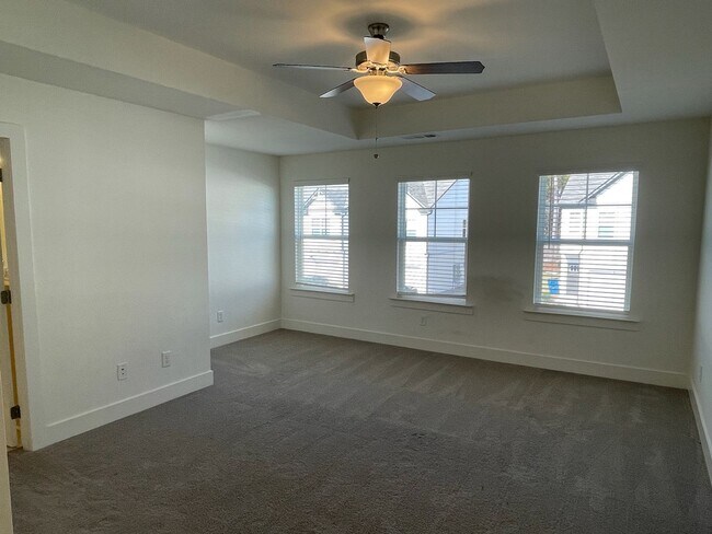 Building Photo - Townhouse in the Lovely Townes of Auburn