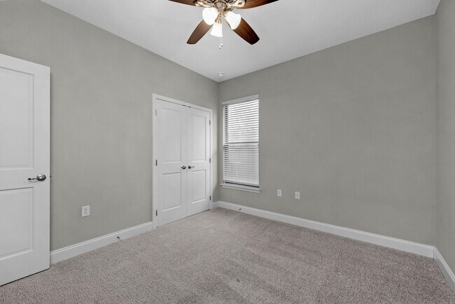 Building Photo - 702 Shady Ln Dr