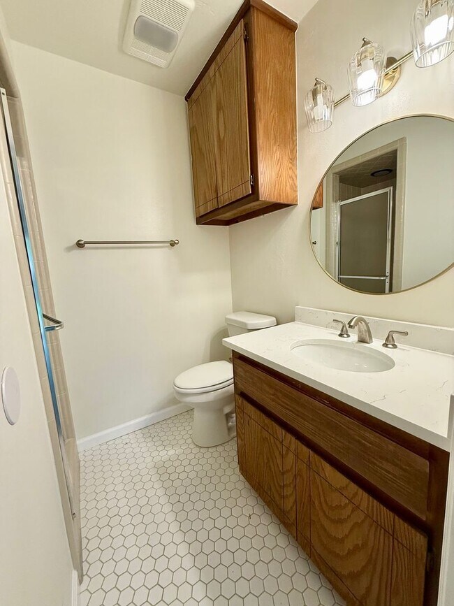 Building Photo - Super cute 2 bed 2 bath 2 car garage