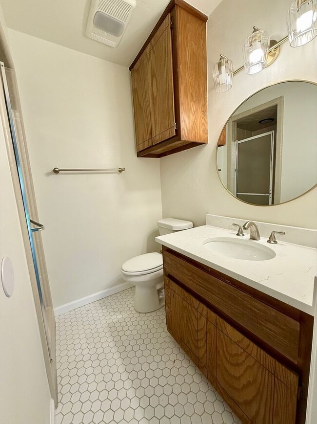 Building Photo - Updated 2 bed, 2 bath, 2 car