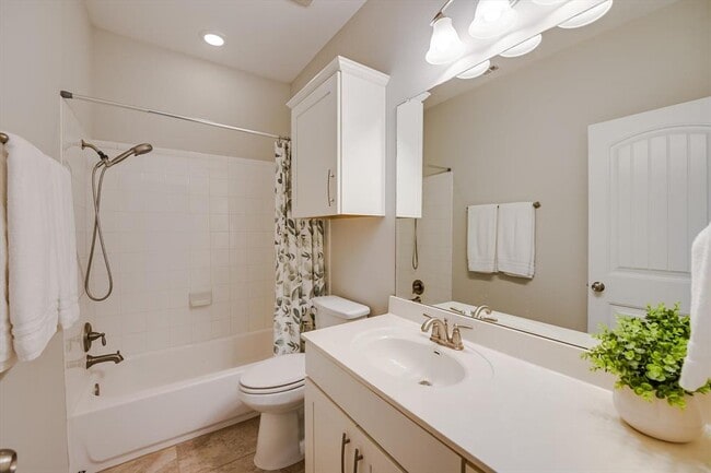 Building Photo - 13400 Briarwick Dr
