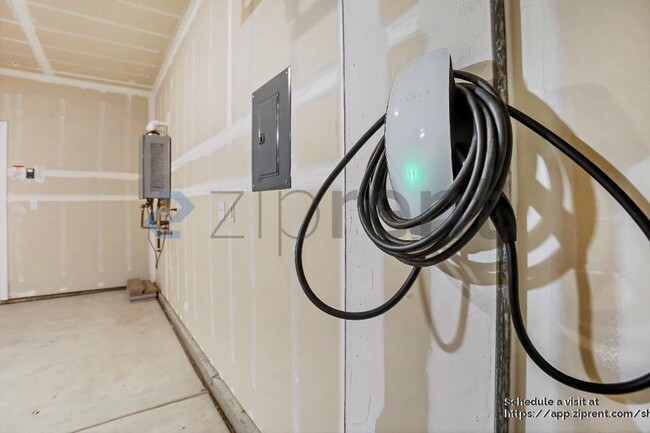 Building Photo - 823 Blue Oak Lane W