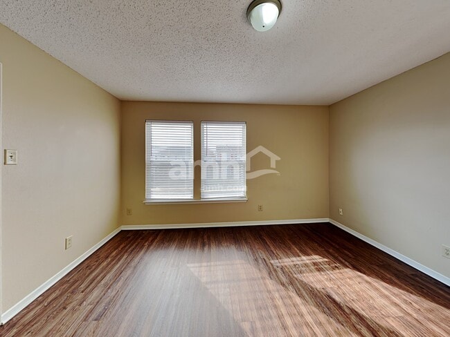 Building Photo - 6850 W Littleton Dr