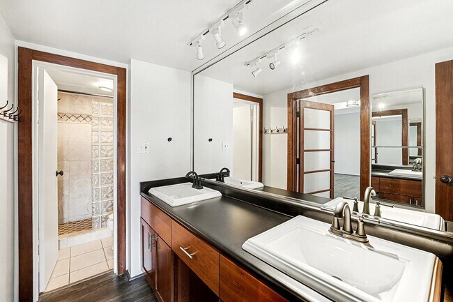 Building Photo - Stunning Mountain Views and an Unbeatable Location!