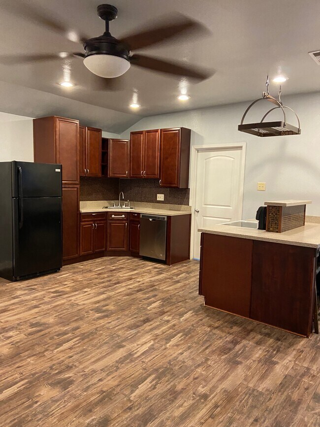 Building Photo - 73 Surrey Oak Ct