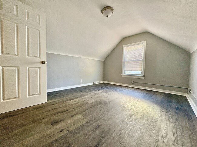 Building Photo - First full month of rent FREE!