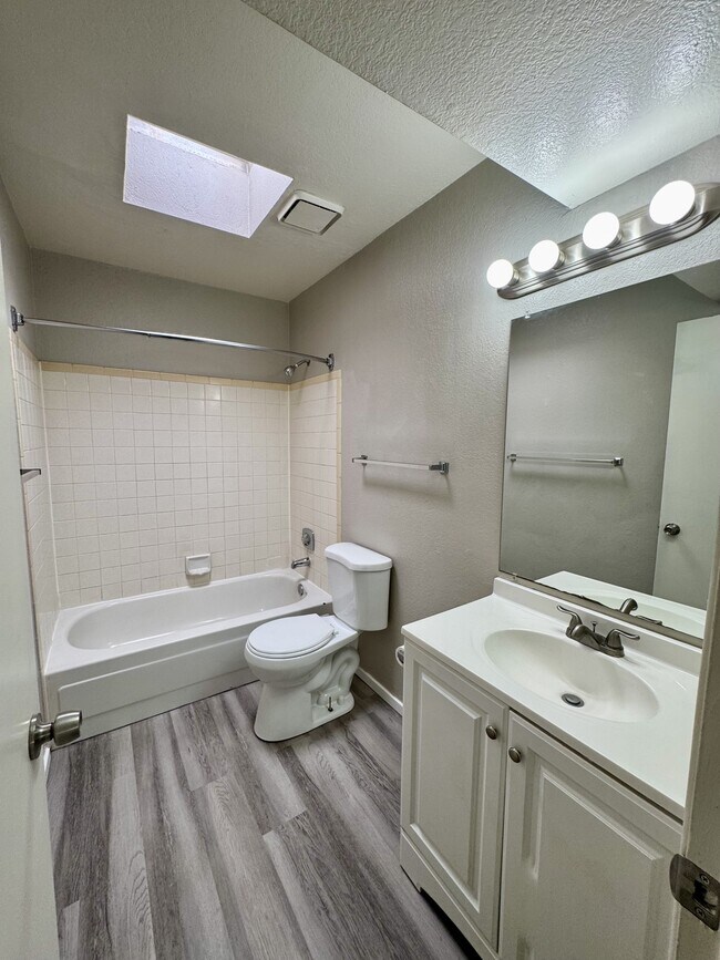 Building Photo - 2643 N Alvernon Way