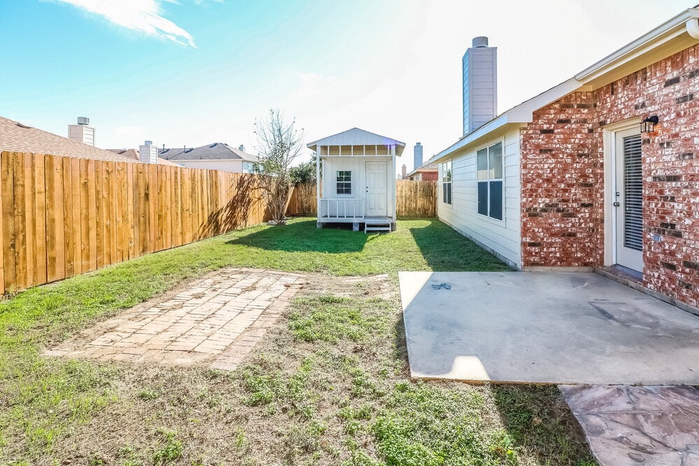 Building Photo - 3020 Meadowbrook Dr