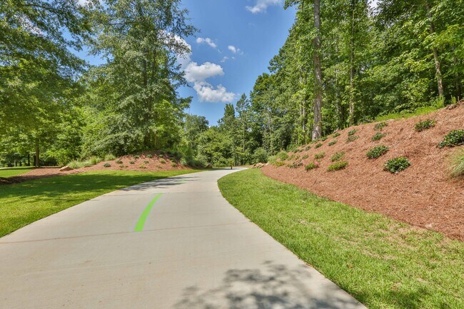 Building Photo - 10 Newnan Views Cir