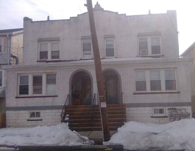 Building Photo - 89 Maple St