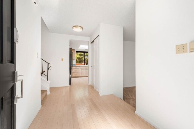 Building Photo - 10716 NE 144th Ct