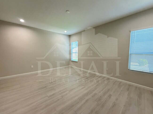 Building Photo - 6010 E Quail Ave