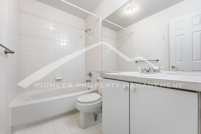 Building Photo - Spacious Townhouse with Central AC and Was...