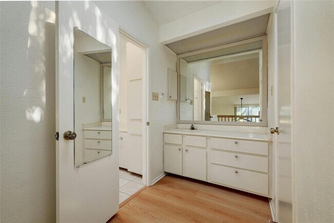 Building Photo - 7122 Wood Hollow Dr
