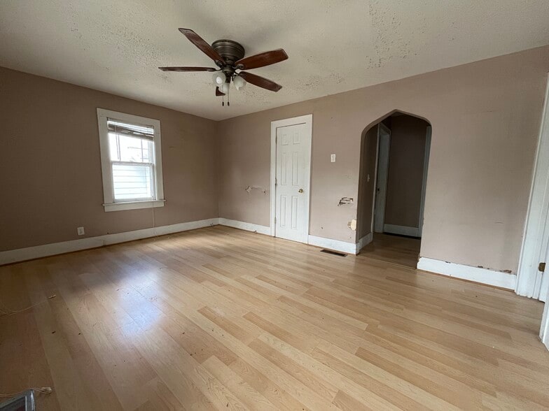 Building Photo - 2044 E Lincoln Ave