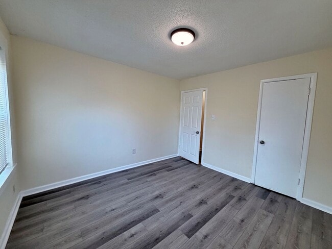 Building Photo - Recently renovated 1 Bedroom Duplex Ready For Move-In!! - Binghampton