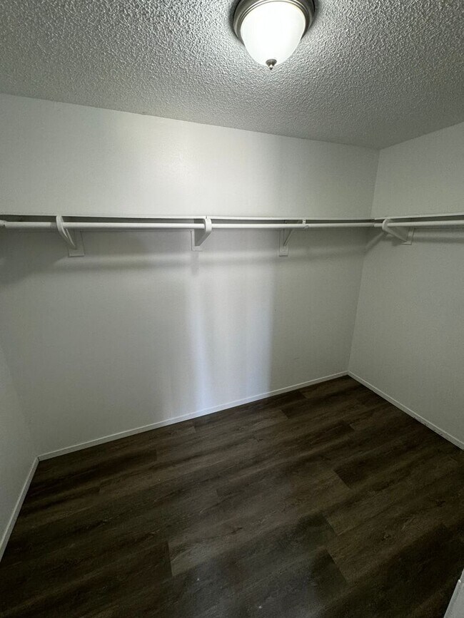Building Photo - 3 BEDROOM 2 BATH, FIRST FLOOR UNIT