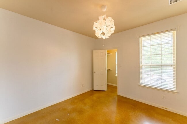 Building Photo - Stunning 3 bedroom/3 bathroom House in Austin!!!