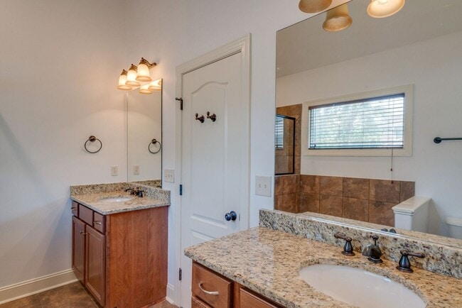 Building Photo - Stunning 3BE/2.5BA home in the heart of Ho...