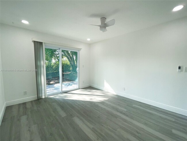 Building Photo - 7915 NW 73rd Ave
