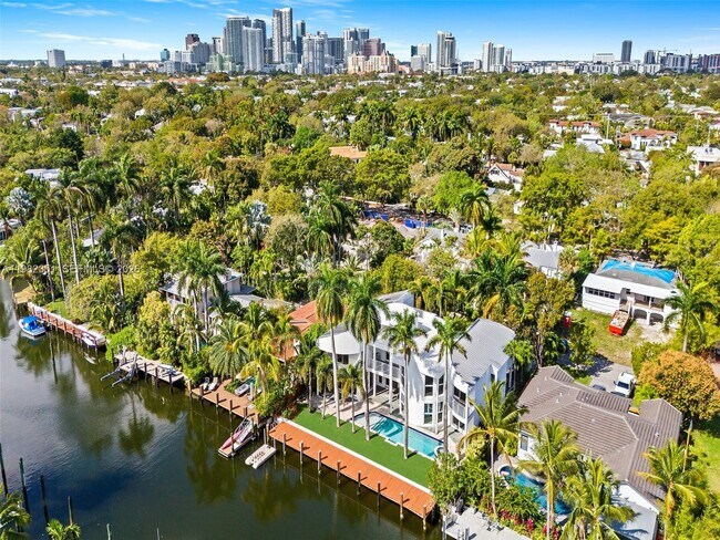 Building Photo - 450 Victoria Terrace