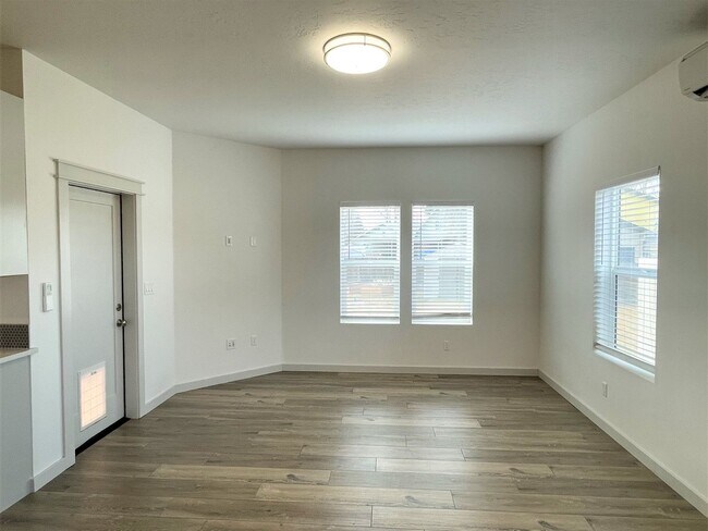 Building Photo - Beautiful3 bed 2,5 bath townhouse in Garden City