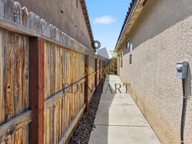 Building Photo - 1138 S Simon St