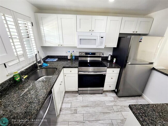 Building Photo - 1638 Embassy Dr