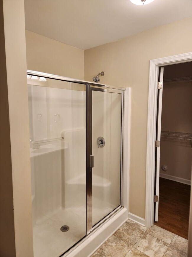 Building Photo - Three bed, 2.5 bath town house located in ...