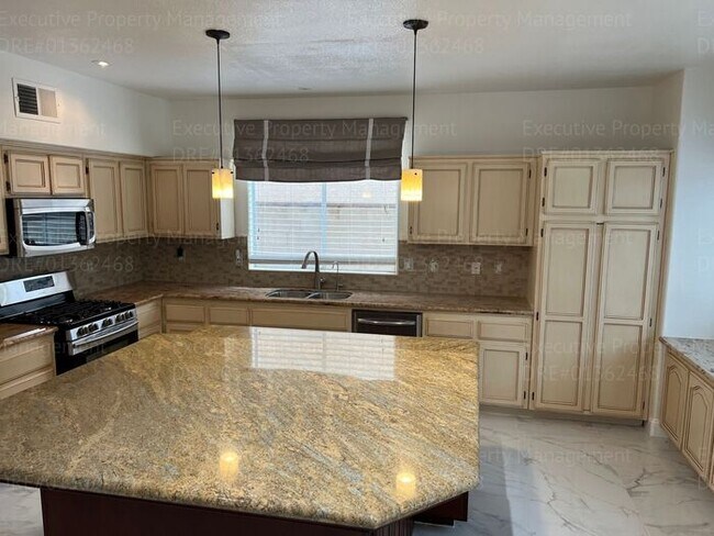 Building Photo - Stunning 4-bedroom, 3 bathroom home located in the westside of Bakersfield this spacious house of...