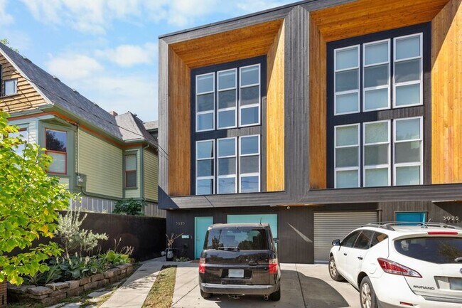 Building Photo - 3923 NE Mallory Ave