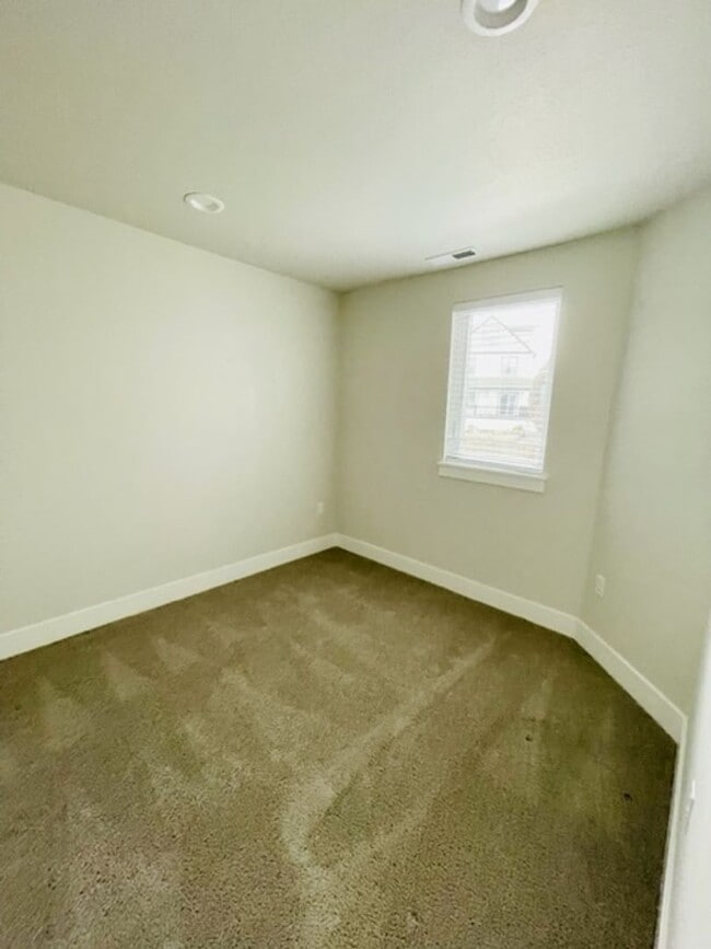 Building Photo - 1718 NE Lotus Dr