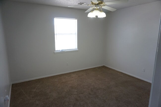 Building Photo - 3 Bed / 2 Bath Home on Cul de Sac in North Rogers - Easy access to 14th St, Shopping, Restaurants!