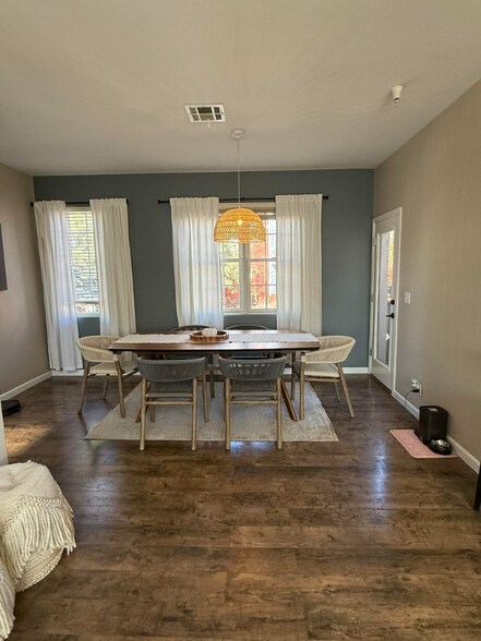 Building Photo - 2423 W Silverton Dr