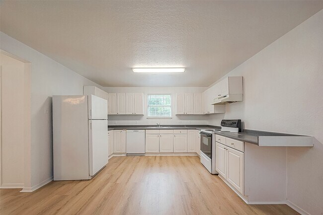 Building Photo - 2051 Santa Rosa St