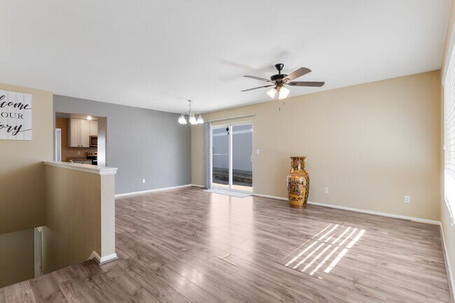 Building Photo - Light and bright 4-bedroom 3 bath beauty i...