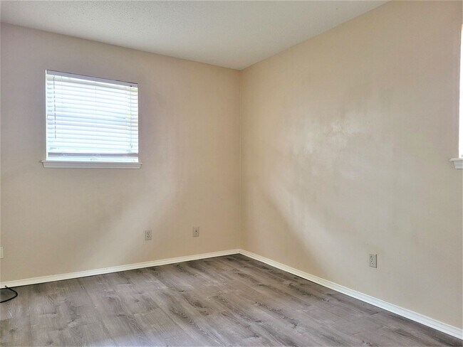 Building Photo - Welcome to the charming 3 bed/2 bath home ...