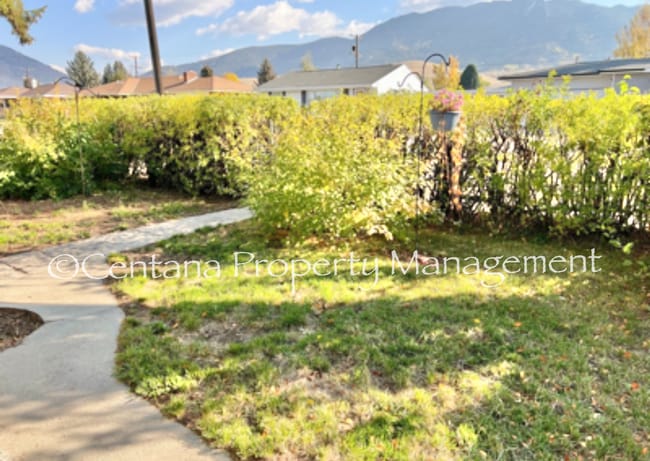 Building Photo - Pet friendly 2 bedroom house with a large lawn! (Better pictures coming soon).