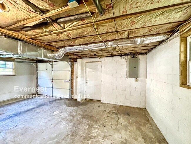 Building Photo - 6821 Knollcrest Dr