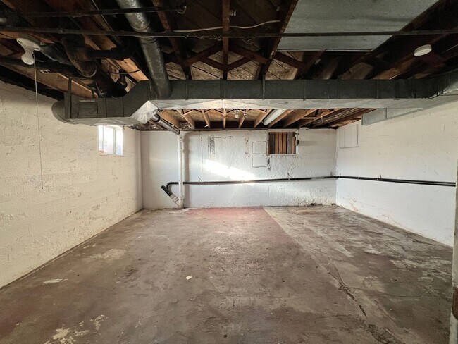 Building Photo - 2907 W 7th Ave