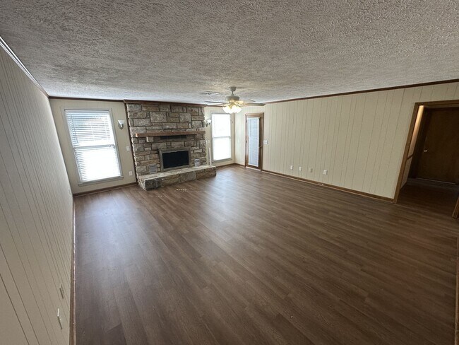 Building Photo - Single Family home in Greenhill Area!