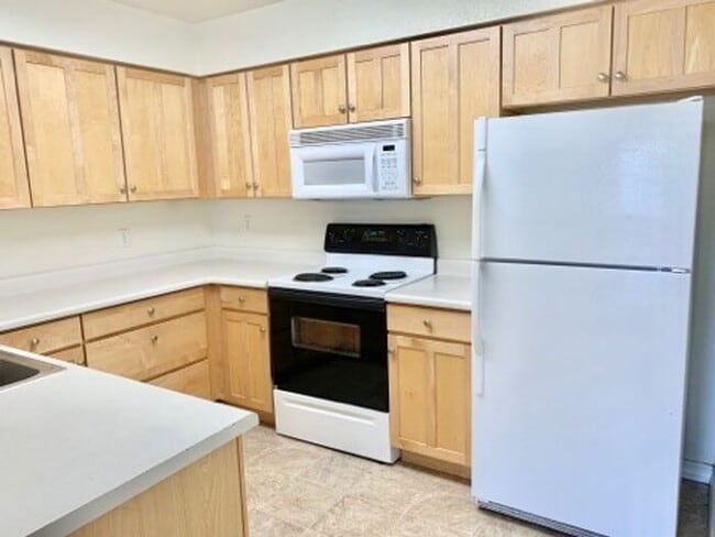 Building Photo - Beautiful Townhome in South Ft Collins!