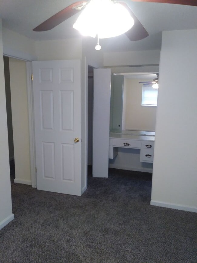 Building Photo - 2 Bed, 1.5 Bath, 2 Car Garage